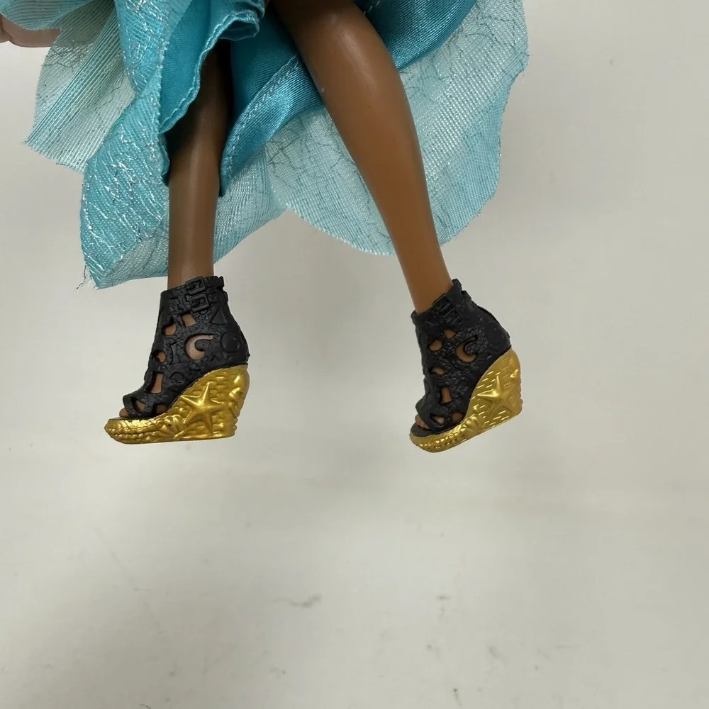 Hasbro Disney Descendants 2 Isle Of The Lost Royal Yacht Ball Uma Doll Shoes